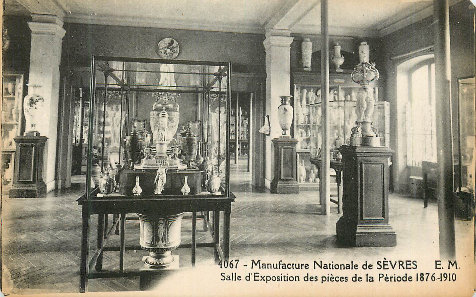 CPA Manufacture Nationale de Sevres Salle d'Exposition des Pieces de la Periode 1876 1910